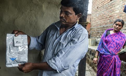 Purshottam Khadse mostra o restante do pesticida Polo em sua casa na vila de Injala em Yavatmal.